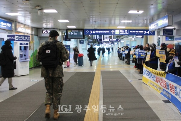 바르게살기운동 광주광역시 광산구협의회(회장 김병우‧여성회장 이선미)가 22일 오후 광주송정역 2층에서 열차 이용객에게 「물 절약」 동참 캠페인을 펼쳤다.
