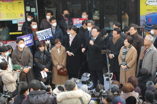더불어민주당 이재명 대표가 28일 송정매일시장에서 열린 ‘검찰 독재 야당 탄압 규탄 연설회’에서 윤석열 정부의 검찰 독재를 강하게 비판하고 있다. 단상 위에 이재명 대표와 최고위원들, 광죽 국회의원이 함께 올라있고 단상 옆에는 임오경 의원과 더불어민주당 「검찰독재정치탄압대책위원회」 박균택 부위원장과 광산구의회 김명수 의원의 모습도 보인다.