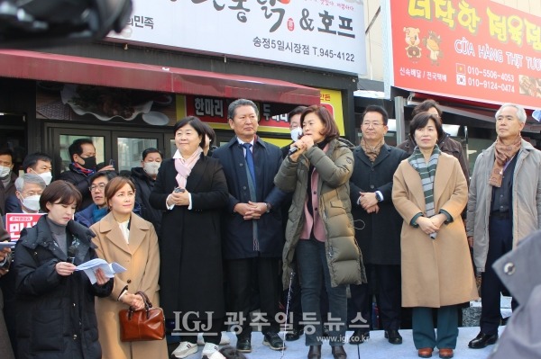 송정매일시장 서광주새마을금고 앞에서 열린 ‘검찰 독재 야당 탄압 규탄 연설회’에서 광주광역시의회 최지현 의원이 윤석열 정부의 검찰 독재를 강하게 비판하고 있다.