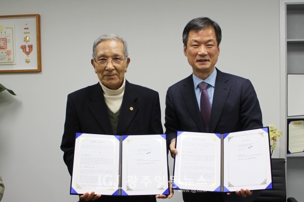 (사)대한노인회 광주광역시연합회 광산지회 유한봉 회장(왼쪽)과 「법무법인 광산」의 박균택 대표 변호사가 법률자문 위임 협약서에 서명한 후 기념 촬영을 하고 있다.
