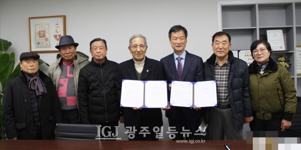 (사)대한노인회 광주광역시연합회 광산지회와 「법무법인 광산」 뱍균택 변호사가  법률자문 위임 협약 후 광산구노인회 임원단과 함께 기념 촬영을 하고 있다. (왼쪽부터) 광산구노인회 정진택 부회장, 박하경 광주광역시연합회 노인대학장, 오해윤 수석부회장, 유한봉 회장, 박균택 대표 변호사, 임중석 광산지회 노인대학장, 김명숙 광산지회 사무국장.