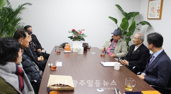 광산구노인회 임원단과 박균택 변호사가 협약 체결에 앞서 업무 협의를 하고 있다.