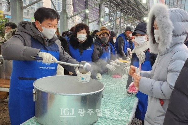 '광산구 바르게'가 광주여대 어등산 등산로 주차장에서 떡국 나눔을 하는 동안 박병규 광산구청장이 등산객들에게 떡국을 나눠드리고 있다. (사진 제공 : '광산구 바르게')