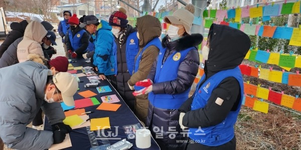 해맞이를 위해 어등산을 찾는 시민들이 소원지를 적고 있다. (사진 제공 : '광산구 바르게')
