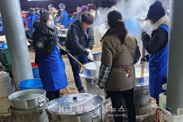 우산동바르게살기위원회 한소희 위원(맨 왼쪽)이 여러 개의 대형 솥에 떡국을 끓이고 있다. (사진 제공 : '광산구 바르게')