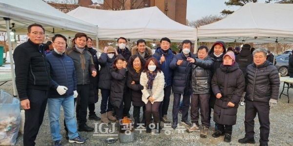 올해 처음으로 '광산구 바르게' 떡국 나눔 행사장을 찾은 박균택 변호사(오른쪽에서 다섯 번째)가 행사가 끝난 후 부인 이병희 여사, 또 친구들과 함께하고 있다. 바로 옆은 광산구의회 김태완 의장, (사진 제공 : 애독자)