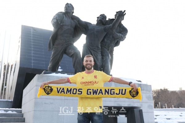 국립 5.18민주묘지에서 포즈를 취한 광주FC의 브라질 출신 공격수 토마스(29‧Thomas Jaguaribe Bedinelli)