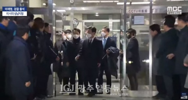 더불어민주당 이재명 대표가 약 12시간의 검찰 조사를 마치고 변호인 박균택 변호사와 함께 수원지검 성남지청 현관을 나오고 있다. (사진 : MBCNEWS 유튜브 갈무리)