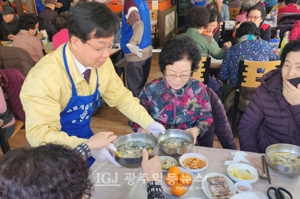 박병규 광산구청장이 바르게살기운동 운남동위원회와 함께 어르신들께 떡국을 대접하고 있다. (사진 제공 : 운남동 바르게살기위원회 김희영 사무장)