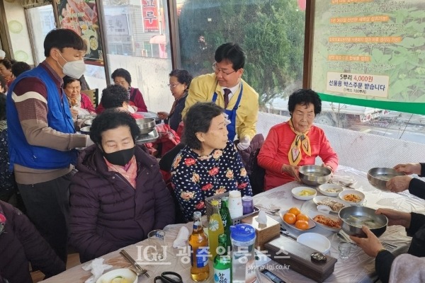 운남동 바르게살기위원회 윤용조 위원장과 박병규 광산구청장이 떡국을 전달하고 있다. (사진 제공 : 운남동 바르게살기위원회 김희영 사무장)