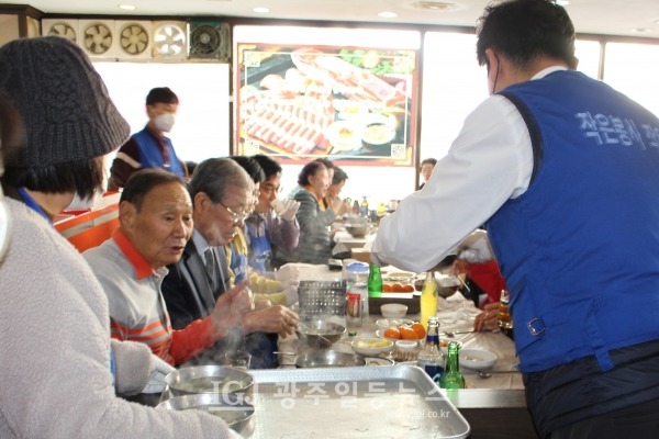 운남동 경로당협의회 강양채 회장과 자연마을 경로당 김웅일 회장께서도 떡국을 드시기 시작한다.