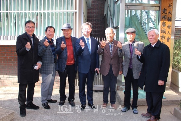 반기수 광산경찰서장과 (사)대한노인회 광주광역시연합회 광산구지회 유한봉 회장을 비롯한 임원들이 간담회를 마친 후 기자의 요청으로 기념 촬영을 하고 있다. (왼쪽부터) 오화열 광산구 부회장, 임중석 광산구 노인대학장, 박하경 광주광역시연합회 노인지도자대학자장, 반기수 광산경찰서장, 유한봉 광산구 노인회장, 오해윤 수석부회장, 김무웅 부회장.