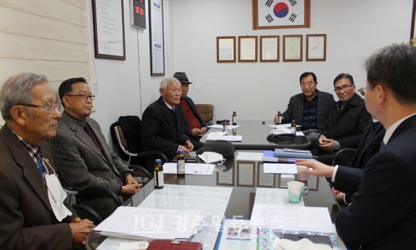반기수 광산경찰서장(맨 오른쪽)이 대한노인회 광산구지회를 방문해 간담회를 하고 있다. (왼쪽부터) 유한봉 회장, 오해윤 수석부회장, 김무웅 부회장, 박하경 시 노인지도자대학장, 임중석 광산구 노인대학장, 오화열 부회장.
