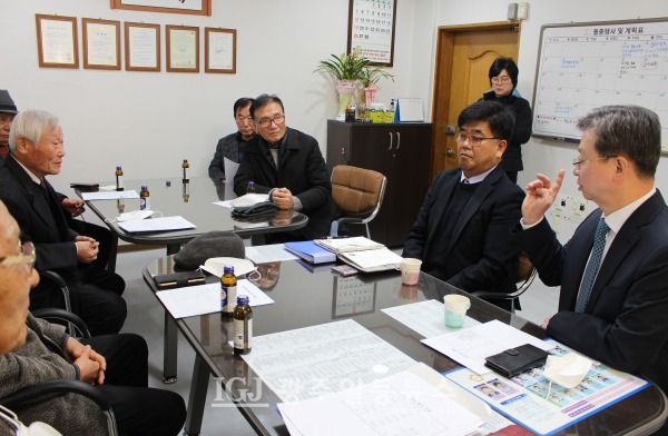 반기수 광산경찰서장(오른쪽)이 (사)대한노인회 광주광역시연합회 광산구지회를 방문하여 회장단과 간담회를 하고 있다.