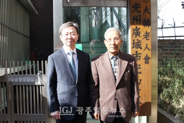 반기수 광산경찰서장(왼쪽)과 대한노인회 광주광역시연합회 광산구지회 유한봉 회장(오른쪽)