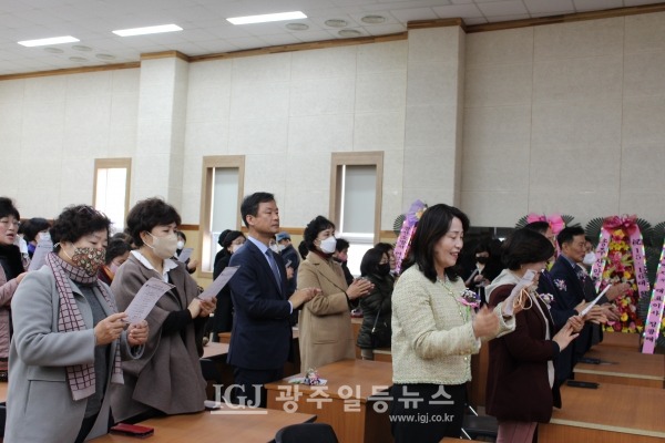 박균택 변호사가 (사)생활개선 광주시연합회 제15대 변옥례 회장‧제16대 정미자 회장 이‧취임식에 끝까지 함께하며 생활개선의 노래를 제창하고 있다. 광산구의회 윤혜영 부의장과 박점자 광산소방서 여성의용대장도 함께하고 있다.