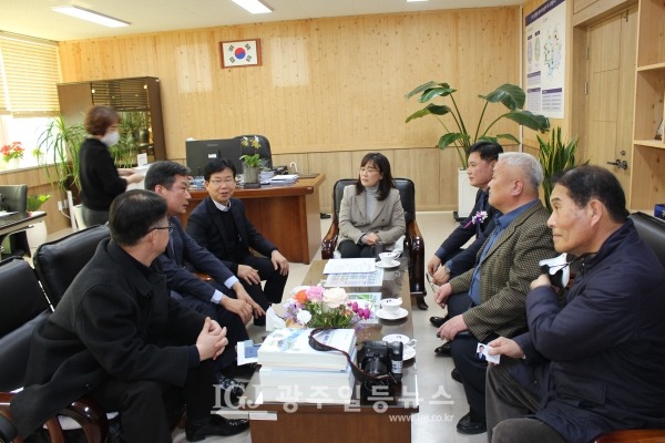 박균택 변호사와 박병규 광산구청장, 김시라 광주광역시 농업기술센터 소장, 남택송 광주광역시 생명농업과장, 박부길 광주일등뉴스 대표가 행사 시작 전 소장실에서 차담을 나누고 있다.