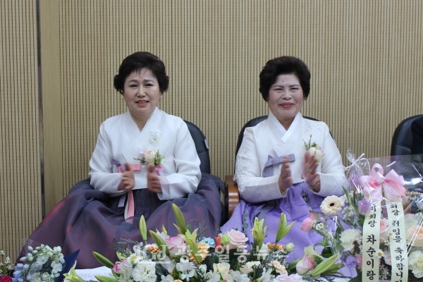 (사)한국생활개선 광주광역시연합회 제15대 변옥례 회장(오른쪽)과 제16대 정미자 회장(왼쪽)이 이‧취임식에서 함께 박수를 치고 있다.