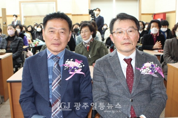 (사)한국생활개선 광주광역시연합회 제15대 변옥례 회장의 정율래 부군(오른쪽)과 제16대 정미자 회장 구재형 부군(왼쪽)이 나란히 참석해 이‧취임식을 축하하고 있다.