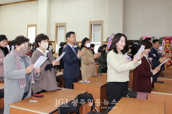 (사)한국생활개선 광주광역시연합회 제15대 변옥례 회장‧제16대 정미자 회장 이‧취임식에서 생활개선의 노래를 제창하는 모습. 박균택 변호사와 광산구의회 윤혜영 부의장, 광산소방서 여성의용소방대 박점자 대장이 생활개선 광주시연합회 대의원드로과 함께하고 있다.
