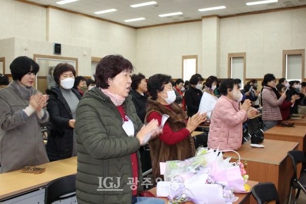 생활개선회가를 제창하는 참석자들 모습.