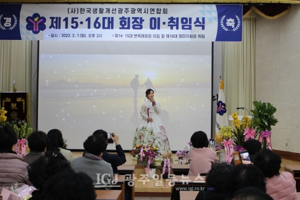 재능시낭송협회 김문순 회장의 축하 시 낭송 모습.