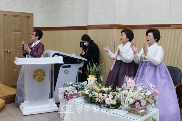 (오른쪽부터) 생활개선광주연합회 제15대 변옥례 회장, 제16대 정미자 회장과 사회자 조점님 사무국장이 생활개선회가를 박수를 치며 힘차게 부르고 있다.