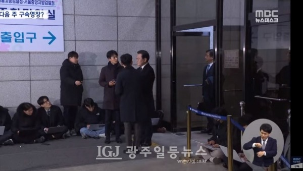 서울중앙지검 소환 조사를 마치고 입장문을 발표하는 이재명 대표. 몇 발 떨어진 뒤에서 박균택 변호사가 지켜보고 서있다. (사진 : 유튜브MBC뉴스데스크  갈무리)