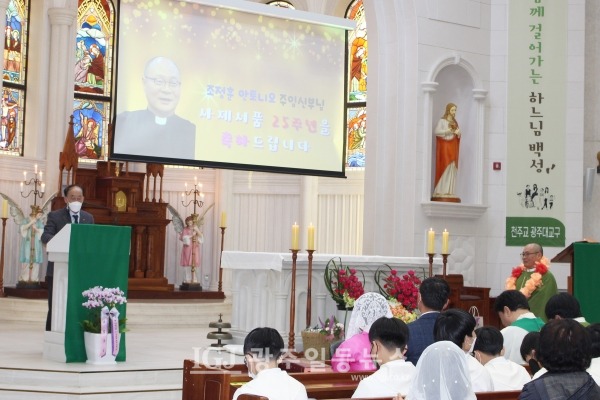 운남동성당 공정수 미카엘 사목회장이 신자들의 마음을 모아 은경축을 맞이한 조정훈 안토니오 신부에게 감사함과 축하메시지를 전하고 있다.
