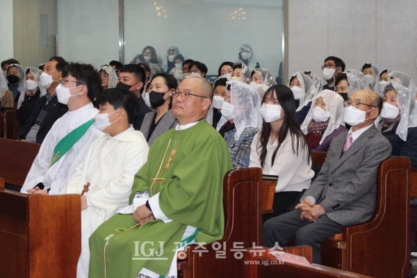 사제서품 25주년 은경축을 맞이한 조정훈 안토니오 신부 바로 뒷줄에 부모님께서 함께하고 있다.