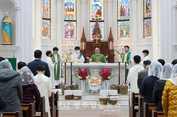 미사를 집전하는 운남동성당 조정훈 안토니오 주임신부.