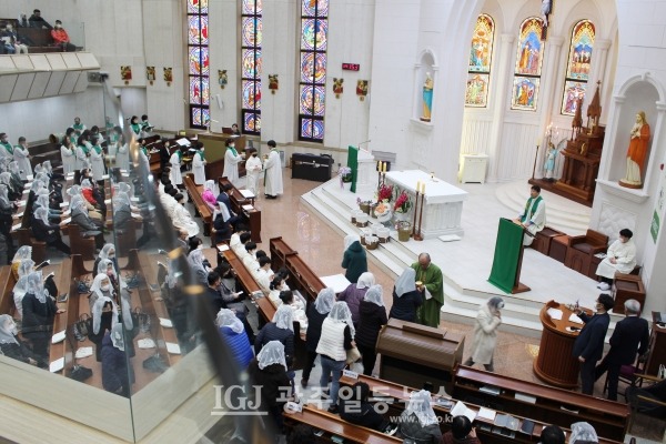 운남동성당 연중 제7주일 교중미사 중 성체 나눔 모습.