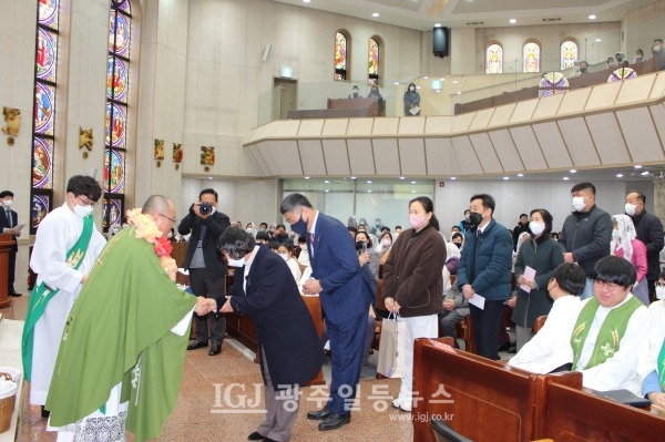 운남동성당 제 단체장과 신자들이 은경축을 맞이한 조정훈 안토니오 신부에게 물적 예물을 전달하고 있다.