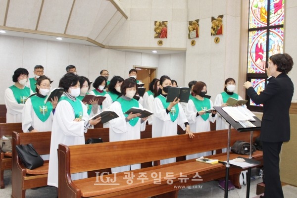 운남동성당 세실리아 성가대의 은경축 축하 특송.