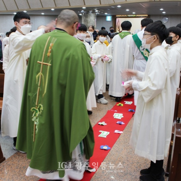 "꽃 길 만 걸 으 세 요" 어린이신자들이 조정훈 안토니오 신부에게 꽃송이를 뿌리고 있다.