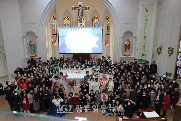 천주교 광주대교구 운남동성당 조정훈 안토니오 주임신부 은경축 행사가 끝난 후 단체사진 촬영 모습.