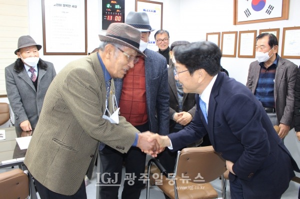 (사)대한노인회 광주 광산구지회 유한봉 회장이 강기정 광주광역시장이 지회 사무실로 들어서자 굳게 악수를 하면 반갑게 맞이하고 있다.