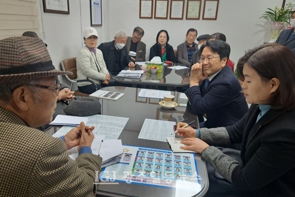 유한봉 광산구노인지회장이 강기정 광주광역시장에게 건의 사항을 말하는 동안 광주광역시의회 최지현 의원도 이 사항을 메모하고 있다.