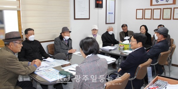 강기정 광주광역시장과 광산구노인지회 임원진들이 현장 대화를 하고 있다.