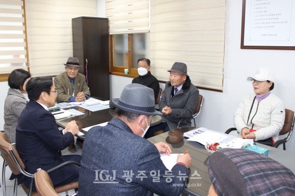 강기정 광주광역시장이 (사)대한노인회 광산구지회를 방문해 대화를 나누고 있다. 강기정 시장 옆으로 송숙란 광주시 고령사회정책과장이 함께하고 있고, 광산구지회 유한봉 회장과 오해윤 수석부회장, 박종필 고문, 강향순 부회장이 차례로 앉아 있다.