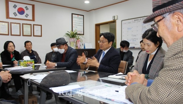 강기정 시장이 어려운 것은 어렵다고 솔직하게 말하는 등 진솔한 대화를 하고 있다. 송숙란 고령사회정책과장이 경청하고 있고, 노인회 유한봉 회장과 김은덕 부회장, 임중석 대학장, 정친택 부회장과 박하경 부회장이 역시 경청하고 있다.