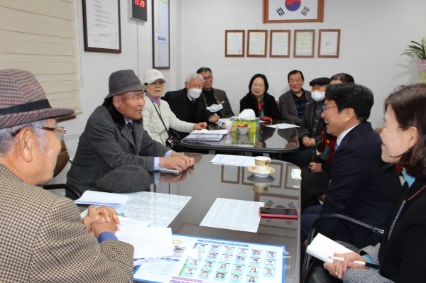 (사)대한노인회 광산구지회 박종필 고문의 말씀에 강기정 시장과 최지현 시의원과 참석자들이 만면에 웃음을 띄고 있다.