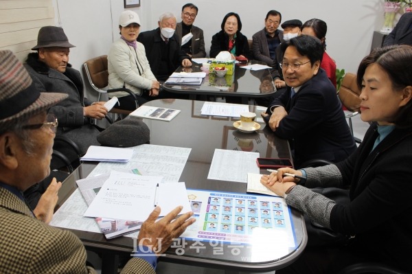 유한봉 회장의 건의 사항에  귀기울이는 강기정 시장과 최지현 시의원.