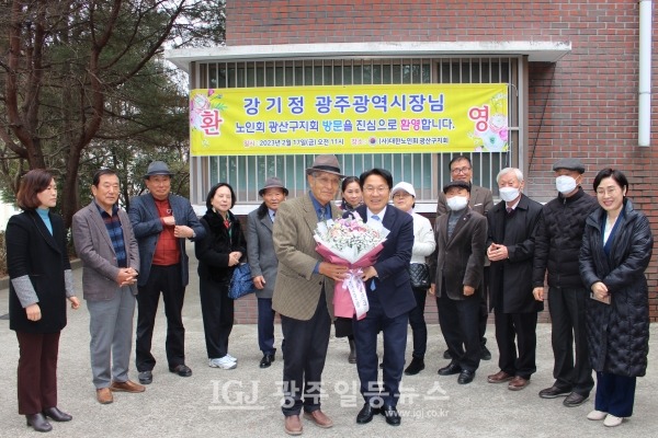 강기정 시장에게 환영의 꽃다발을 전하고 기념 촬영을 하는 모습.