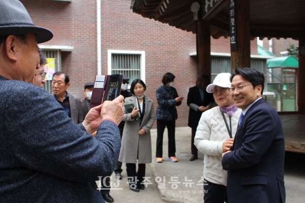 인증샷 - 진주강씨 종씨인 강향순 부회장이 강기정 시장과의 인증샷을 박하경 부회장이 촬영하고 있다