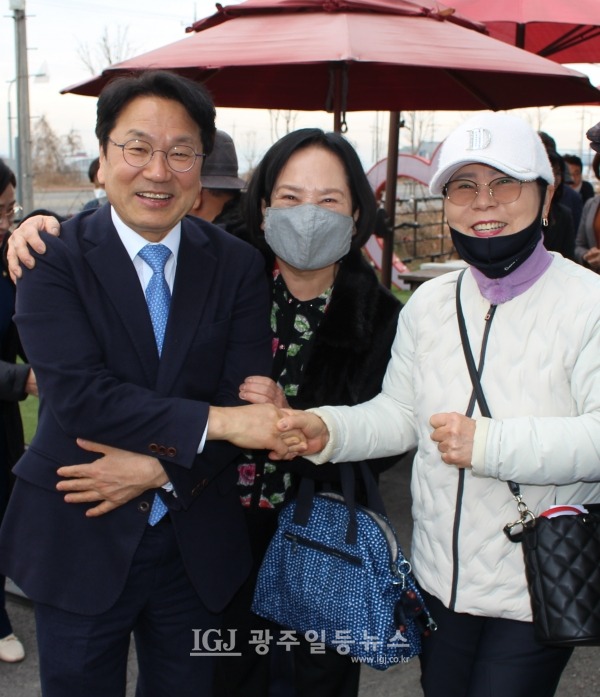 (사)대한노인회 광산구지회 강향순 부회장과 김은덕 부회장이 강기정 광주광역시장과 기념 촬영을 하고 있다.
