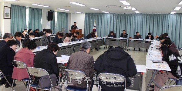 심문채 사무국장의 사회로 앉은 채 서로 인사를 하며 월곡1동 주민자치회 2월 정기회의가 시작하고 있다.