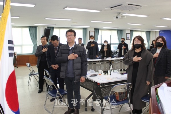 국기에 대한 경례를 하는 월곡1동 주민자치회원들 모습.