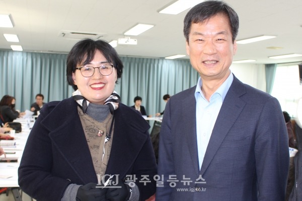 월곡1동 주민자치회 정문선 안전환경분과장과 「법무법인 광산」 박균택 대표 변호사가 기자의 요청으로 포즈를 취하며 환하게 웃고 있다.