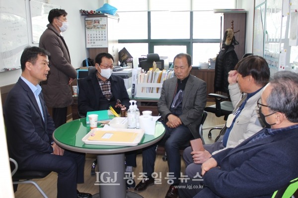 월곡1동 주민자치회 2월 정기회의가 시작되기 전 이정현 회장과 서운호‧유동주‧윤규옥 위원이 인사차 방문한 「법무법인 광산」 박균택 대표 변호사와 환담을 하고 있다.